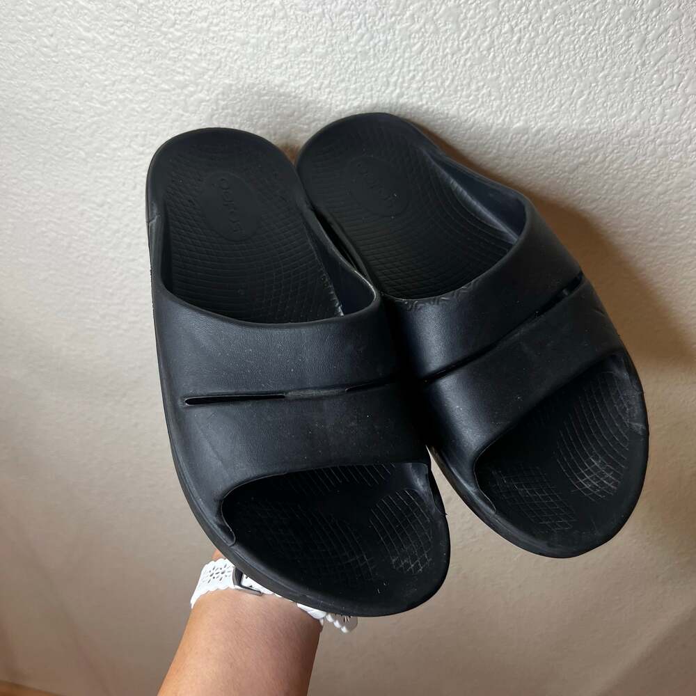 OOFOS OOahh Slide sandal in black WOMENS 9